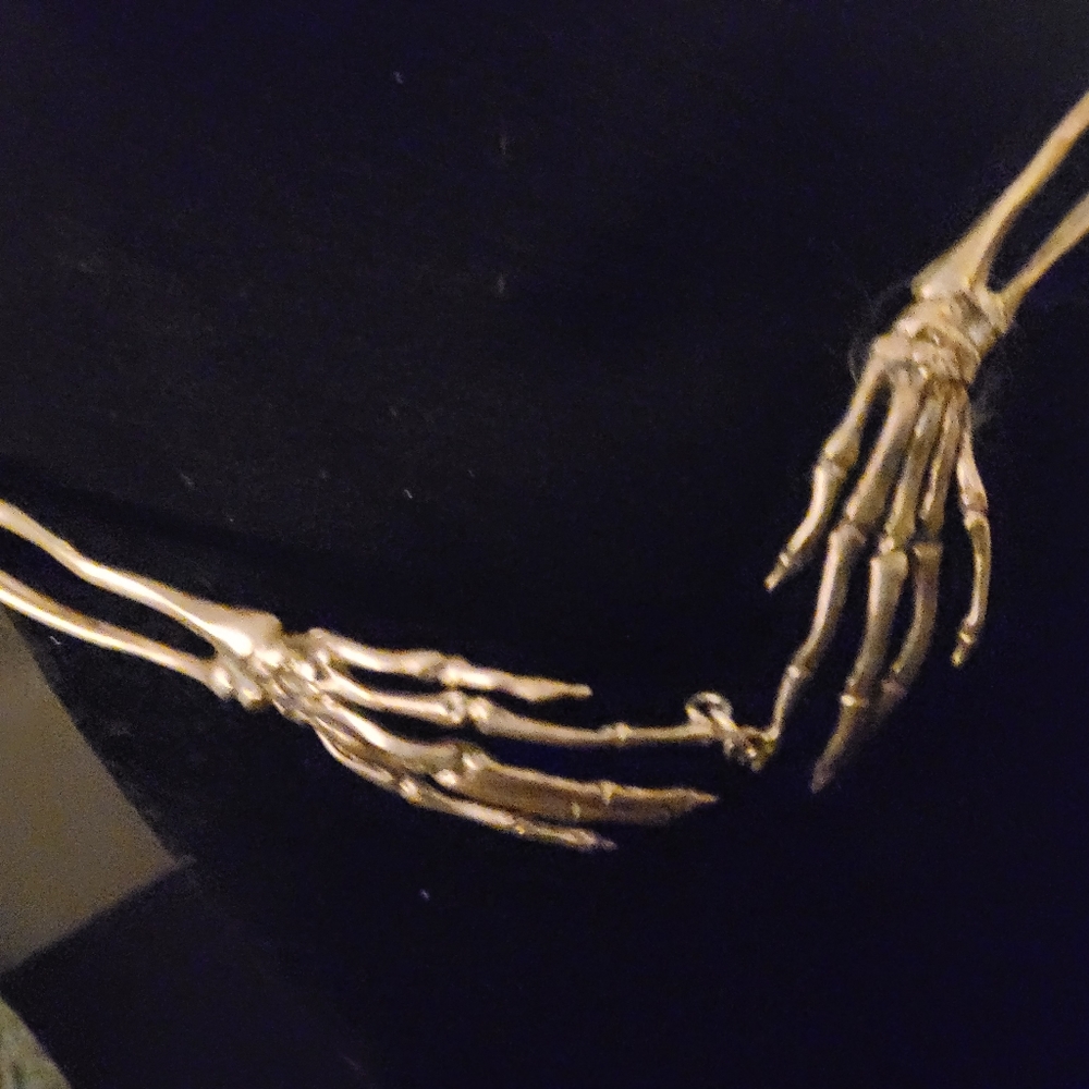 Skull hands choker